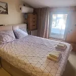 Deluxe Center Independent House -5 Min By Walk From #house With Garden's Tent ,2 Bedrooms And Living With Equiped Kitchen&comfort Included Villa