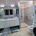 Deluxe Center Independent House -5 Min By Walk From #house With Garden's Tent ,2 Bedrooms And Living With Equiped Kitchen&comfort Included Villa *