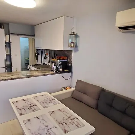 Villa 2 Bedroom House In Downtown With Garden Next To The Beach,sea Garden 5 Min By Walk
