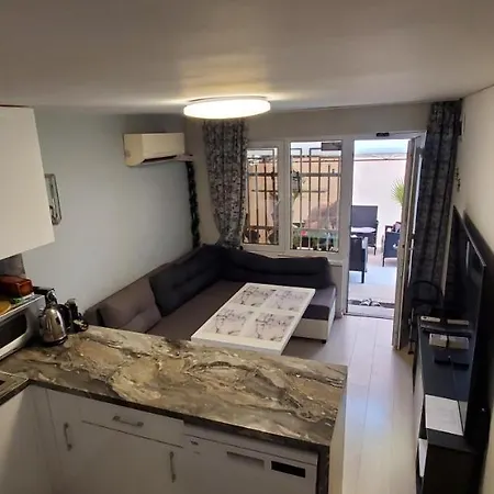 2 Bedroom House In Downtown With Garden Next To The Beach,sea Garden 5 Min By Walk Villa *