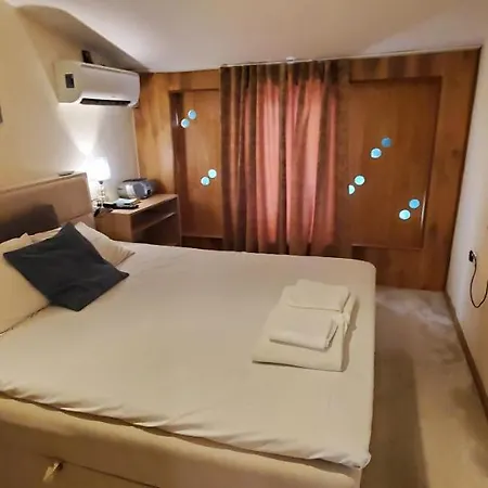Deluxe Center Independent House -5 Min By Walk From #house With Garden's Tent ,2 Bedrooms And Living With Equiped Kitchen&comfort Included *