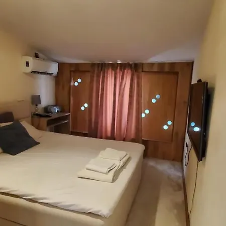 Deluxe Center House With Garden's Tent ,2 Bedrooms And Living Next To The And Sea Garden- 5 Min By Walk,with Equiped Kitchen Villa Burgas City