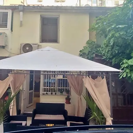 2 Bedroom House In Downtown With Garden Next To The Beach,sea Garden 5 Min By Walk