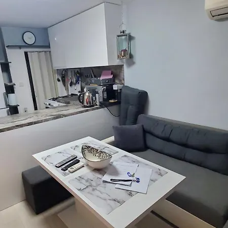 Villa Deluxe Center Independent House -5 Min By Walk From #house With Garden's Tent ,2 Bedrooms And Living With Equiped Kitchen&comfort Included Burgas