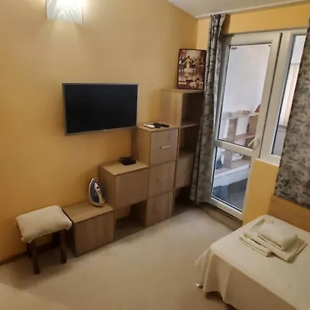 Villa 2 Bedroom House In Downtown With Garden Next To The Beach,sea Garden 5 Min By Walk Burgas