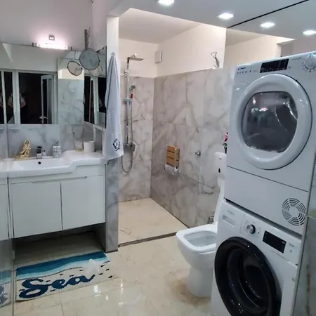 2 Bedroom House In Downtown With Garden Next To The Beach,sea Garden 5 Min By Walk