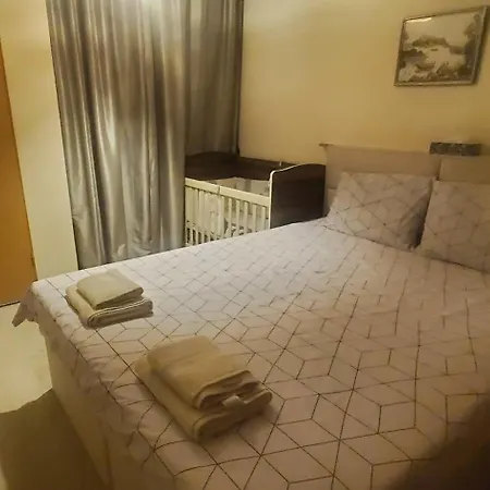 Deluxe Center Independent House -5 Min By Walk From #house With Garden's Tent ,2 Bedrooms And Living With Equiped Kitchen&comfort Included * Burgas
