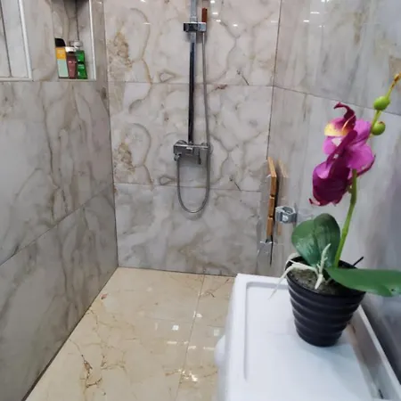 2 Bedroom House In Downtown With Garden Next To The Beach,sea Garden 5 Min By Walk Villa Burgas