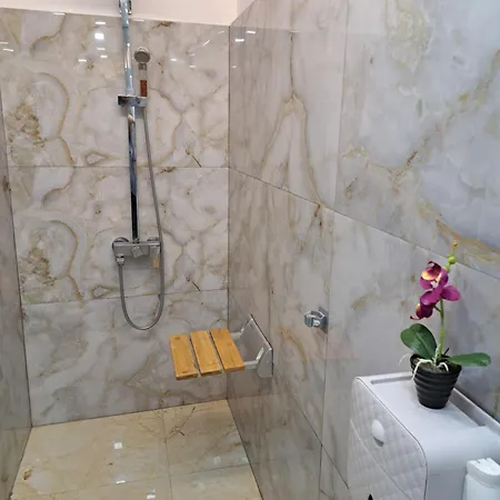 Villa Deluxe Center House With Garden's Tent ,2 Bedrooms And Living Next To The And Sea Garden- 5 Min By Walk,with Equiped Kitchen Burgas City