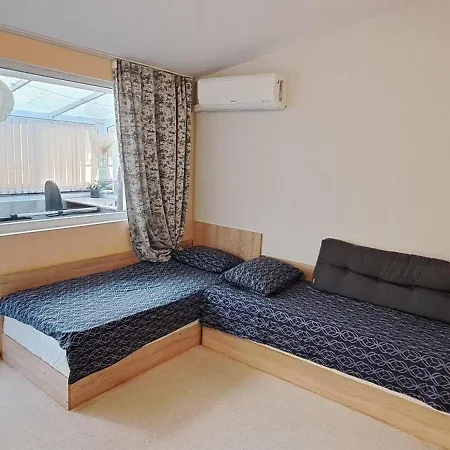 Deluxe Center House With Garden's Tent ,2 Bedrooms And Living Next To The And Sea Garden- 5 Min By Walk,with Equiped Kitchen Burgas City