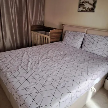 2 Bedroom House In Downtown With Garden Next To The Beach,sea Garden 5 Min By Walk Villa Burgas