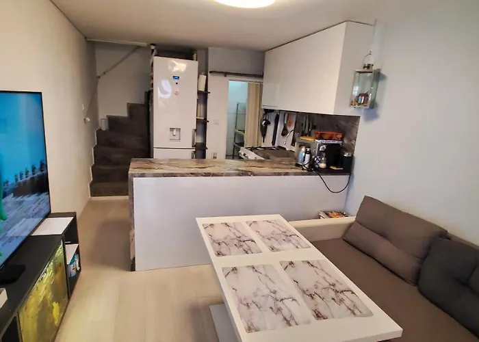 Deluxe Center House With Garden's Tent ,2 Bedrooms And Living Next To The And Sea Garden- 5 Min By Walk,with Equiped Kitchen *