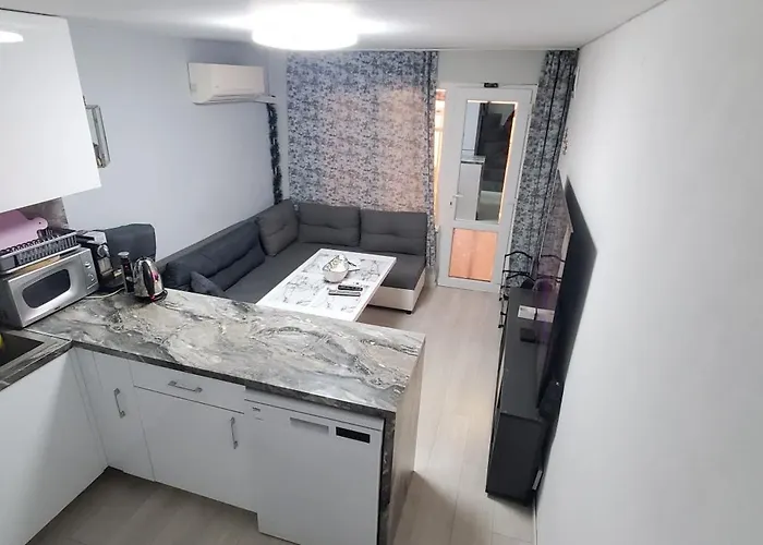 Deluxe Center House With Garden's Tent ,2 Bedrooms And Living Next To The And Sea Garden- 5 Min By Walk,with Equiped Kitchen * Бургас