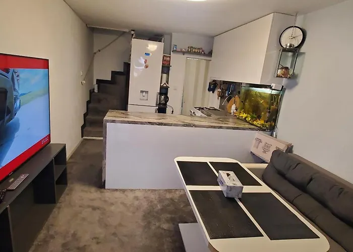 Deluxe Center House With Garden's Tent ,2 Bedrooms And Living Next To The And Sea Garden- 5 Min By Walk,with Equiped Kitchen Бургас