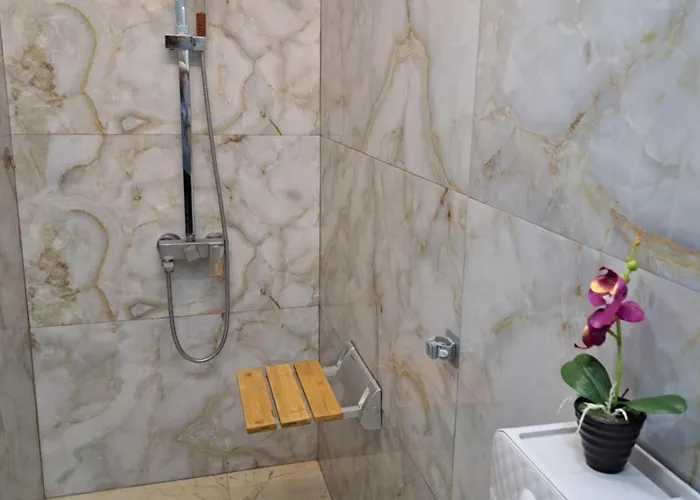 Луксозна вила Deluxe Center House With Garden's Tent ,2 Bedrooms And Living Next To The And Sea Garden- 5 Min By Walk,with Equiped Kitchen Бургас