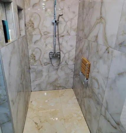 Луксозна вила Deluxe Center Independent House -5 Min By Walk From #house With Garden's Tent ,2 Bedrooms And Living With Equiped Kitchen&comfort Included Бургас