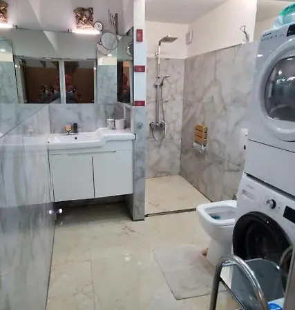 Deluxe Center Independent House -5 Min By Walk From #house With Garden's Tent ,2 Bedrooms And Living With Equiped Kitchen&comfort Included Луксозна вила *