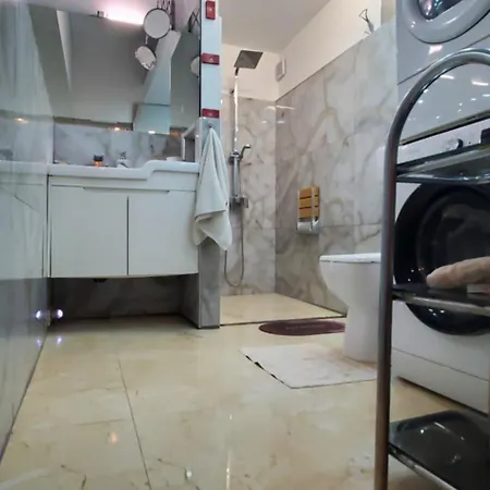 Deluxe Center Independent House -5 Min By Walk From #house With Garden's Tent ,2 Bedrooms And Living With Equiped Kitchen&comfort Included Луксозна вила *