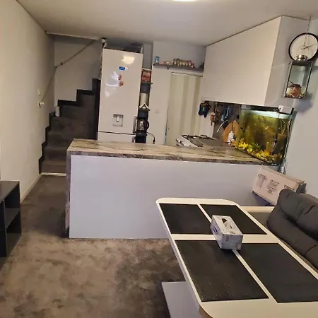 Deluxe Center House With Garden's Tent ,2 Bedrooms And Living Next To The And Sea Garden- 5 Min By Walk,with Equiped Kitchen Burgas