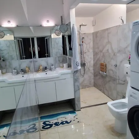Deluxe Center Independent House -5 Min By Walk From #house With Garden's Tent ,2 Bedrooms And Living With Equiped Kitchen&comfort Included 빌라 *