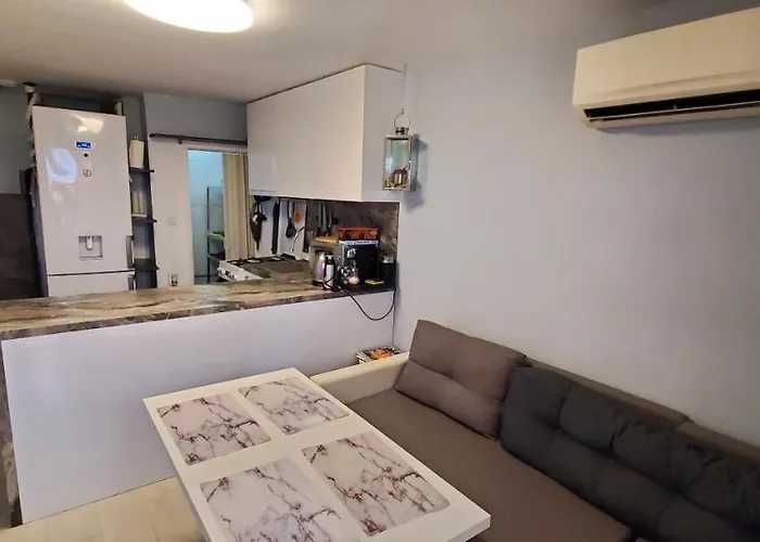 Villa Deluxe Center House With Garden's Tent ,2 Bedrooms And Living Next To The And Sea Garden- 5 Min By Walk,with Equiped Kitchen