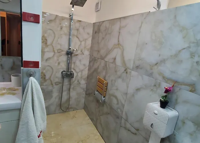 Villa Deluxe Center House With Garden's Tent ,2 Bedrooms And Living Next To The And Sea Garden- 5 Min By Walk,with Equiped Kitchen *