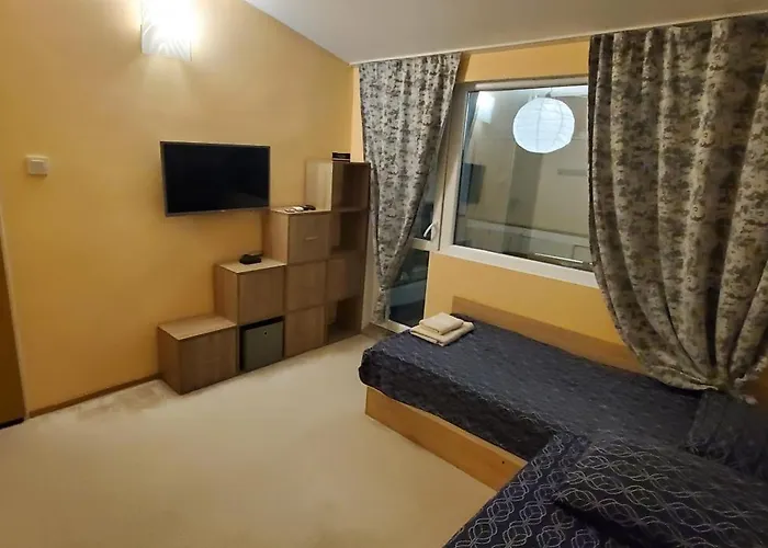 Deluxe Center House With Garden's Tent ,2 Bedrooms And Living Next To The And Sea Garden- 5 Min By Walk,with Equiped Kitchen Burgas